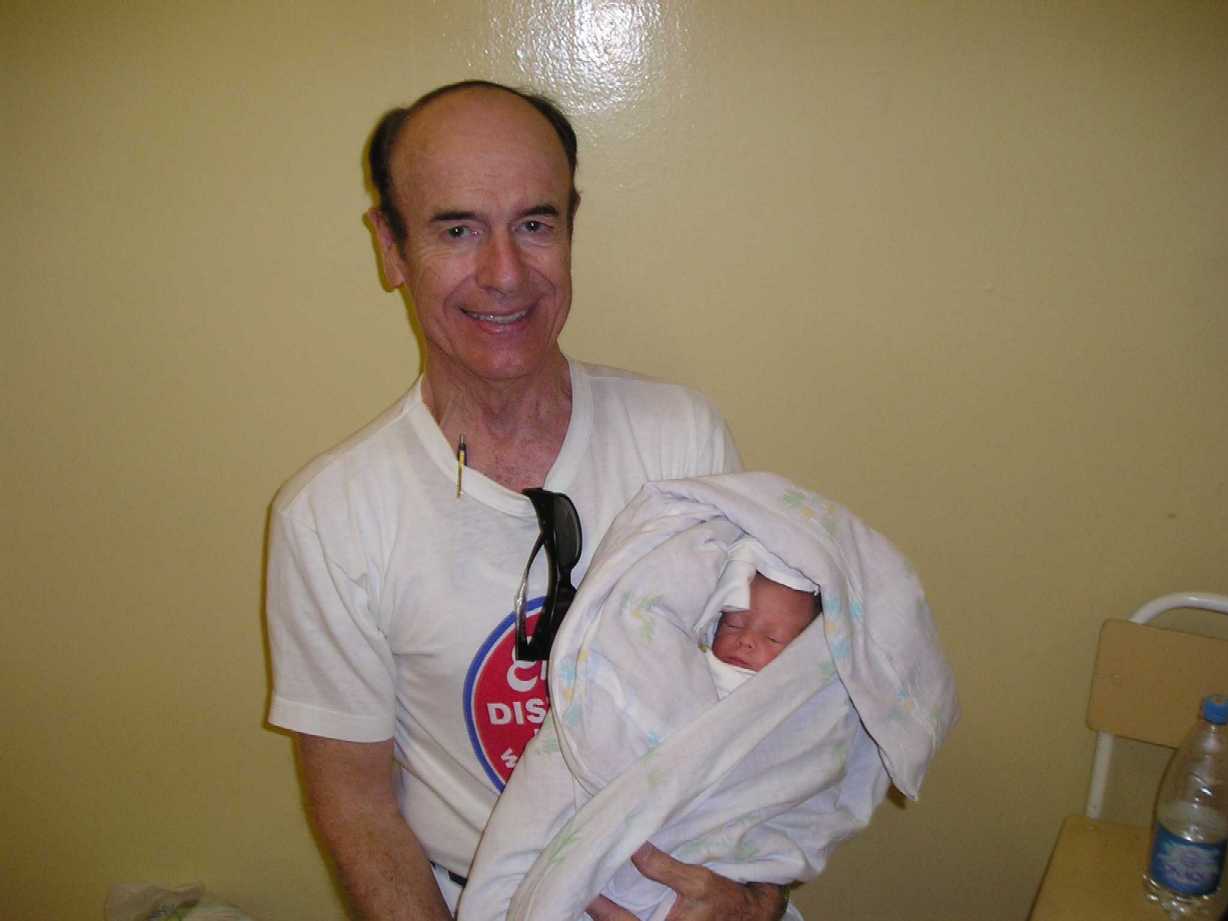 08  9  4  Neal-DAD holds Robert for the first time, Robert is 24 days RED60PCT  P9040015